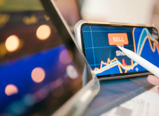 Trader som analyserer opsjoner på tvers av markeder, inkludert Bitcoin, Ethereum og forex